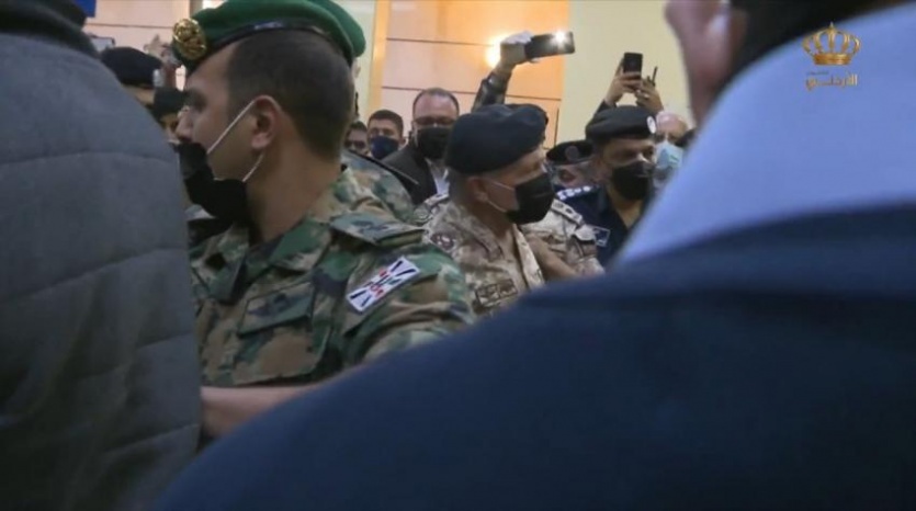 الملك يتفقد مستشفى السلط ويأمر مديره بالاستقالة 