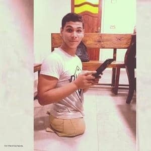 مصري من أصحاب الهمم يستعرض مهارته بلعب الكرة بيديه