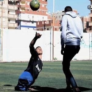 مصري من أصحاب الهمم يستعرض مهارته بلعب الكرة بيديه