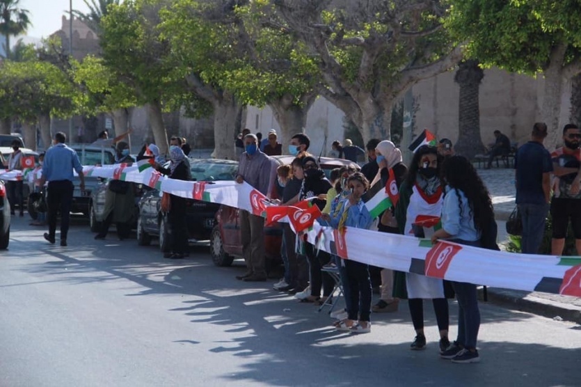 سلسلة بشرية في مدينة صفاقس التونسية تضامنا مع القضية الفلسطينية
