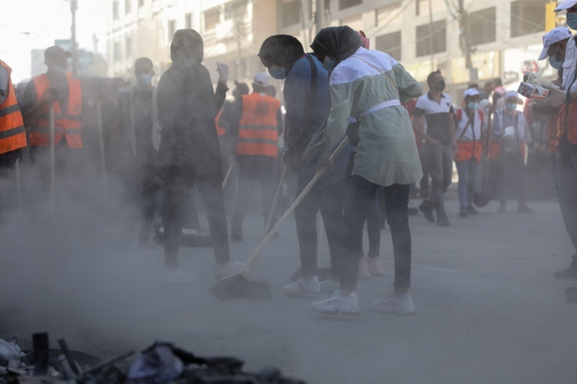 غزة تلملم جراحها بأكبر حملة تطوعية بعنوان "حنعمرها" لتنظيف الشوارع من آثار عدوان الاحتلال.