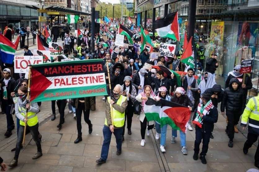صور| تظاهرات حاشدة في مانشستر في بريطانيا، دعمًا للقضية الفلسطينية، ورفضًا لعدوان الاحتلال.