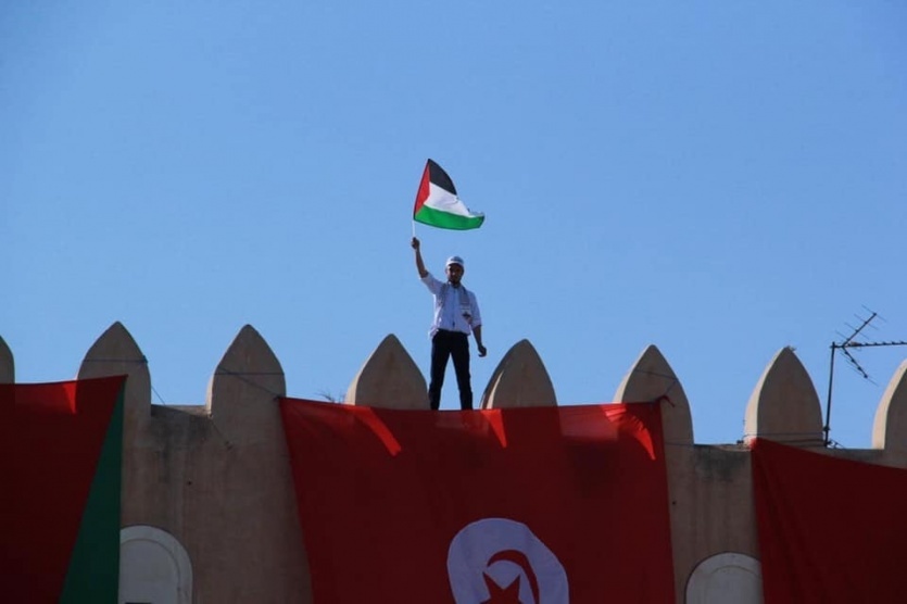 سلسلة بشرية في مدينة صفاقس التونسية تضامنا مع القضية الفلسطينية