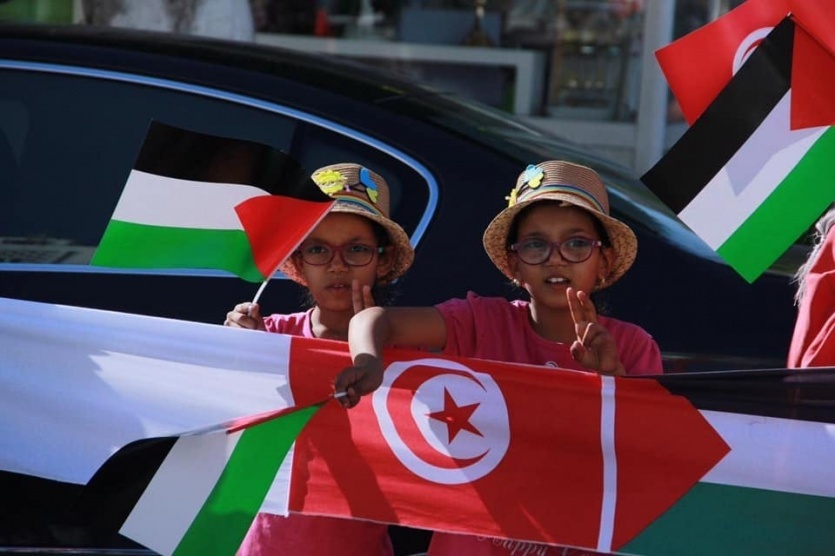 سلسلة بشرية في مدينة صفاقس التونسية تضامنا مع القضية الفلسطينية
