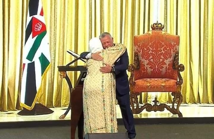 في تصرف غريب من نوعه، سيدة تعانق الملك الأردني عبدالله الثاني 