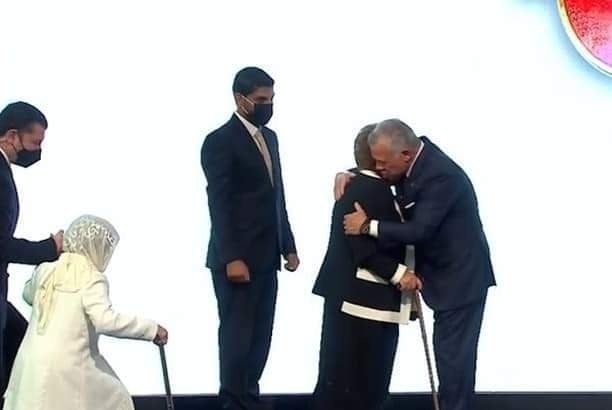 في تصرف غريب من نوعه، سيدة تعانق الملك الأردني عبدالله الثاني 