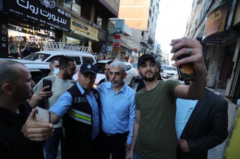 صور- متحديا الاحتلال - يحيى السنوار يتجول في قطاع غزة سيراً على الاقدام