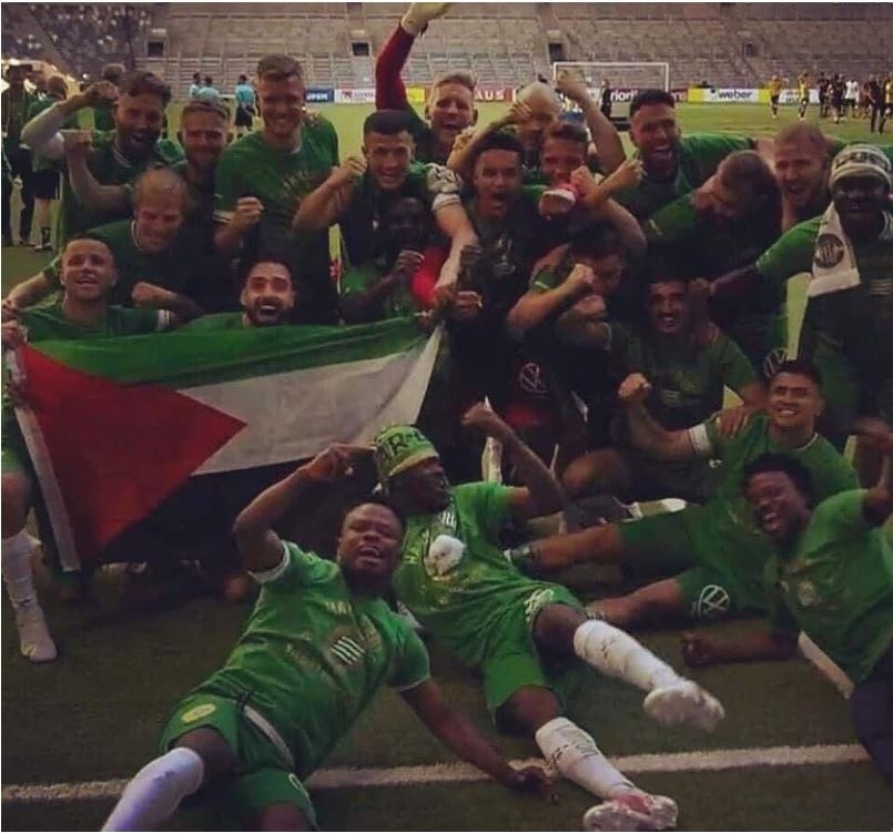 بالصور: فريق 'هامربي' يرفع العلم الفلسطيني خلال تتويجه بكأس دوري كرة القدم السويدية