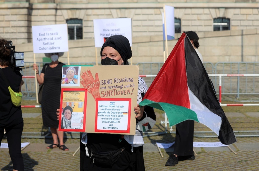  نشطاء ينظمون وقفة أمام البرلمان الألماني احتجاجًا على قتل الأطفال الفلسطينيين في العدوان الاسرائيلي الاخير على قطاع غزة