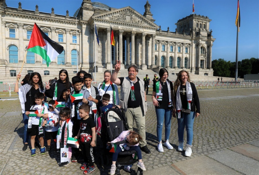  نشطاء ينظمون وقفة أمام البرلمان الألماني احتجاجًا على قتل الأطفال الفلسطينيين في العدوان الاسرائيلي الاخير على قطاع غزة