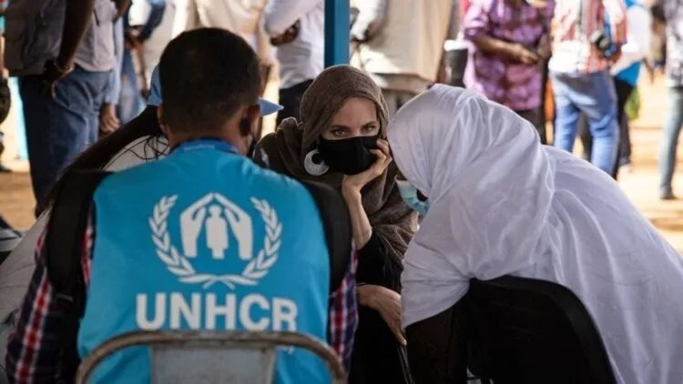 انجلينا جولي ترتدي الحجاب