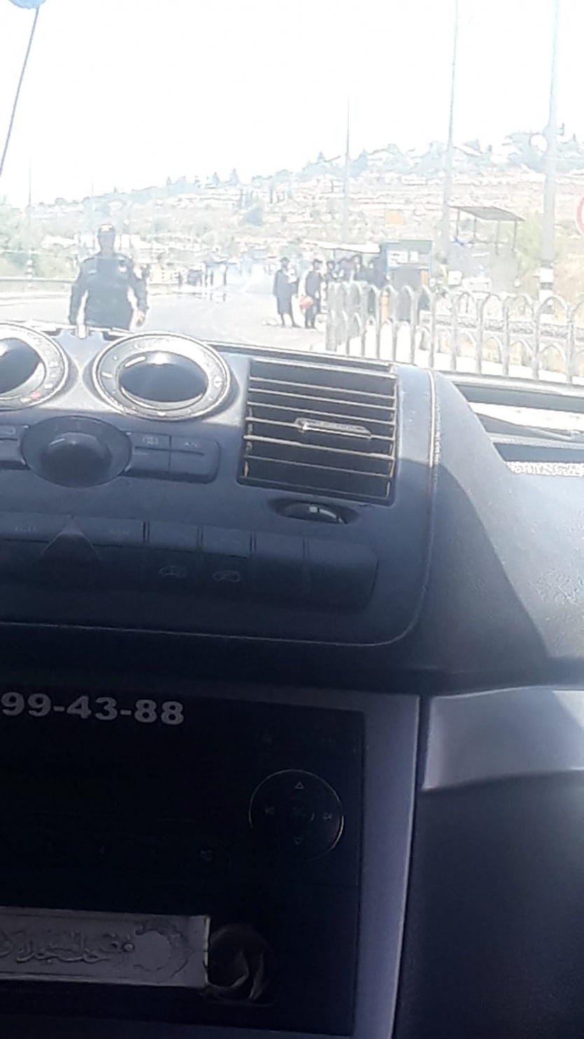 إغلاق طريق 60 والمستوطنون يعتدون على مركبات المواطنين جنوب بيت لحم