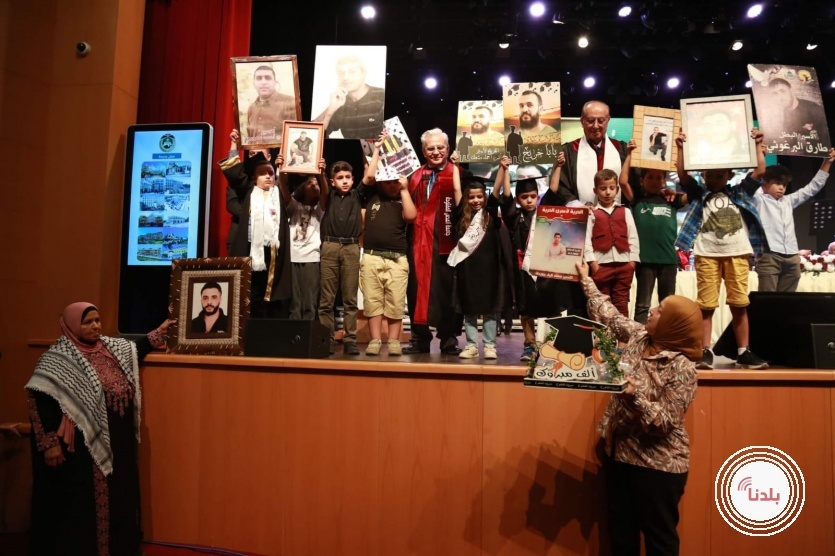 جامعة القدس المفتوحة تختتم احتفالات تخريج الفوجين الـ 23 و24 بتخريج (422) أسيراً