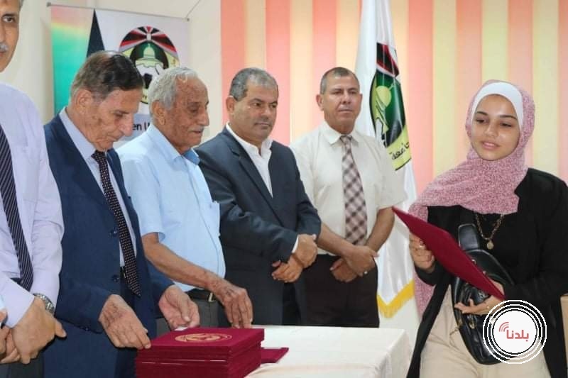 جامعة القدس المفتوحة تختتم احتفالات تخريج الفوجين الـ 23 و24 بتخريج (422) أسيراً