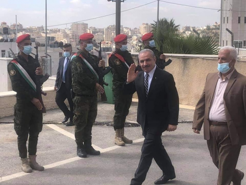 اشتية يجتمع بمدراء الأجهزة الأمنية في الخليل