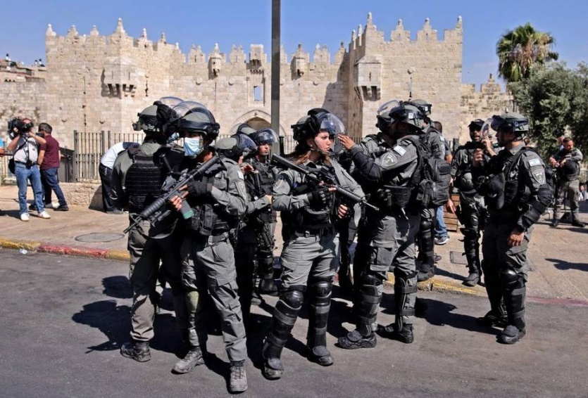 الحسيني يحذر من تفجر الأوضاع.. اقتحامات واعتداءات تشعل توترا عنيفا في القدس 