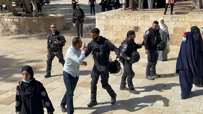 الحسيني يحذر من تفجر الأوضاع.. اقتحامات واعتداءات تشعل توترا عنيفا في القدس 