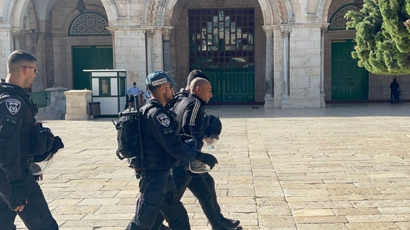 الحسيني يحذر من تفجر الأوضاع.. اقتحامات واعتداءات تشعل توترا عنيفا في القدس 