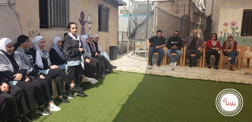مدرسة بنات بيت ساحور توزع الهدايا تخليدا لذكرى الراحل ابو عمار 