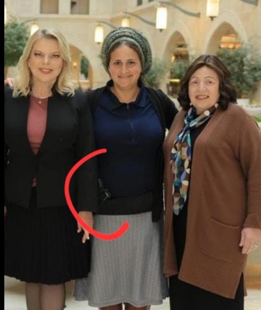 زوجة المتطرف بن غفير تحمل سلاحا 