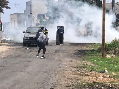إصابة 3 شبان والعشرات بالاختناق خلال قمع مسيرة كفر قدوم