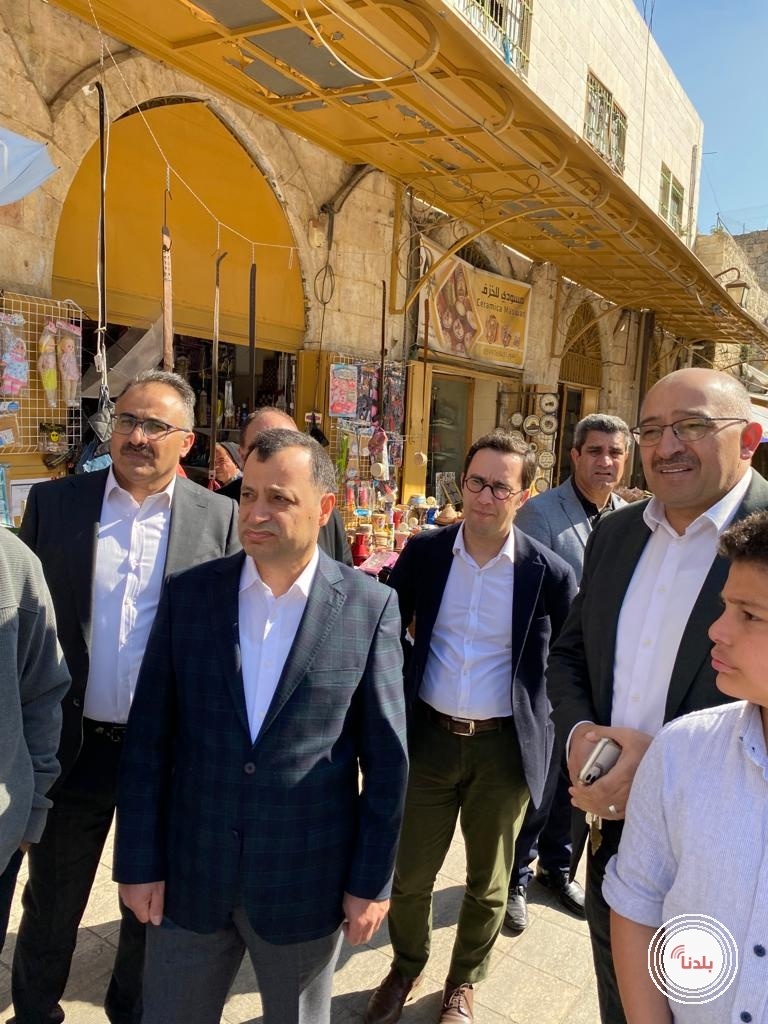 وفد تركي يزور الحرم الابراهيمي ويتجول في البلدة القديمة
