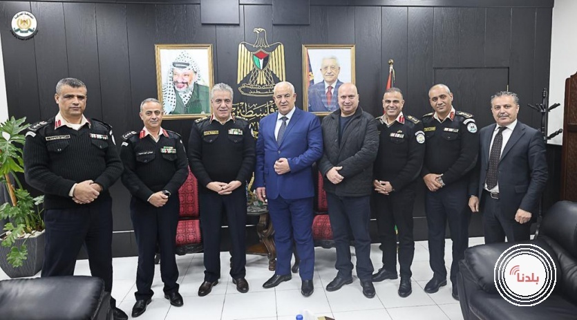  وزير الداخلية اللواء زياد هب الريح يتسلم التقرير السنوي لانجازات الضابطة الجمركية