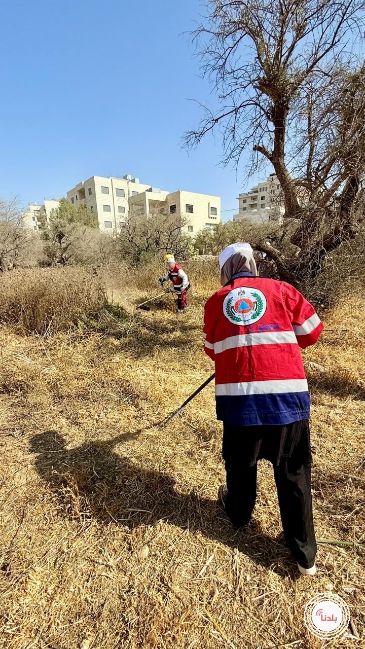 معهد اريج والدفاع المدني ينظمان حملة لإزالة الأعشاب الجافه تجنبا للحرائق .