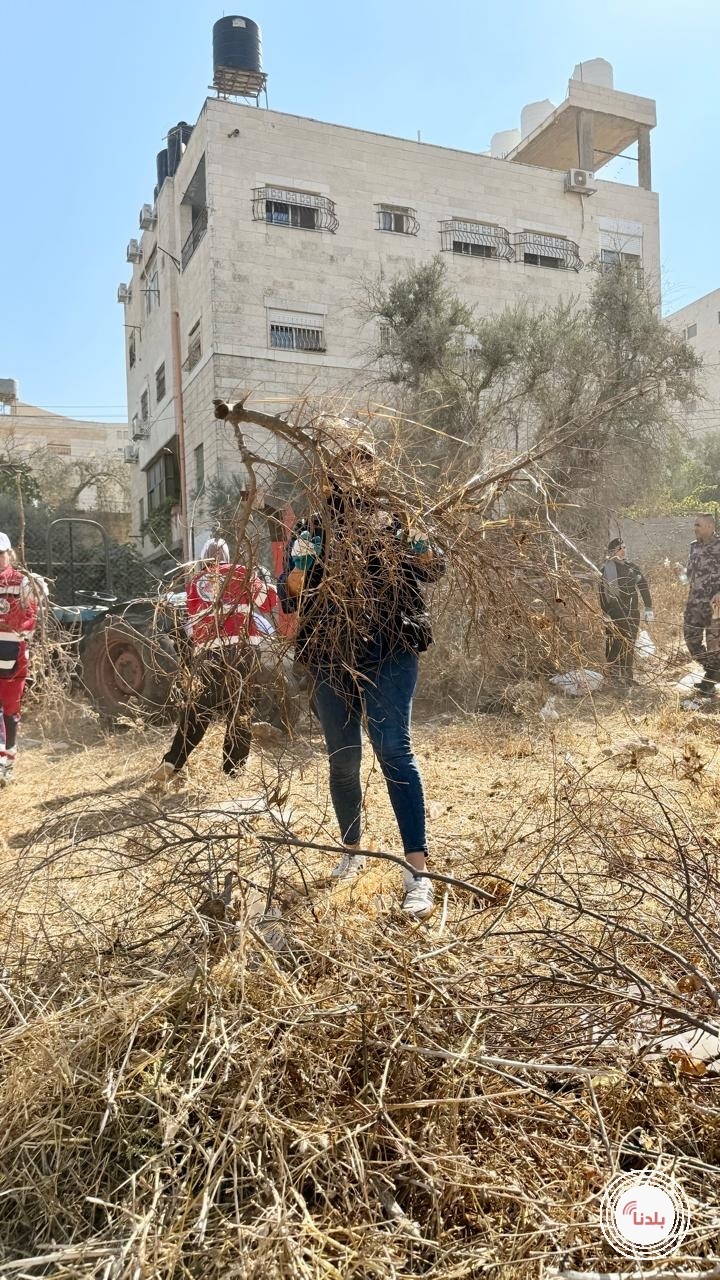 معهد اريج والدفاع المدني ينظمان حملة لإزالة الأعشاب الجافه تجنبا للحرائق .