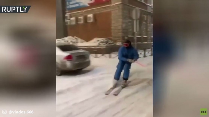 بعد عاصفة ثلجية.. روسي يتزلج في شوارع ليبتسك تجرّه سيارة