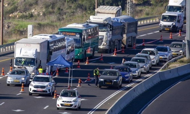 حواجز للشرطة الإسرائيلية قرب القدس بعد تشديد الإغلاق، قبل أسبوعين.