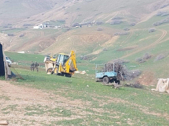 الاحتلال يدمير ويصادر عشرات الخيام والبركسات في الأغوار