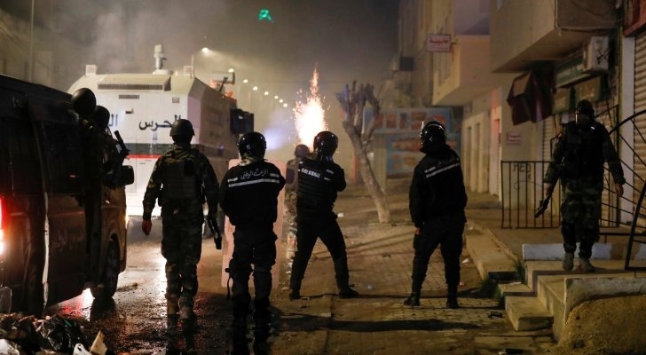 اندلاع احتجاجات جديدة في تونس بعد وفاة شاب متأثراً بإصابته خلال تظاهرة  