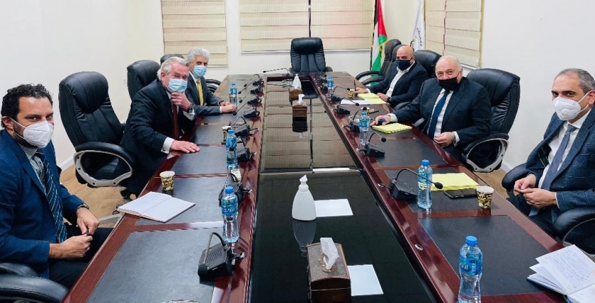 وزير المالية يناقش الوضع المالي مع المبعوث الأممي لعملية السلام