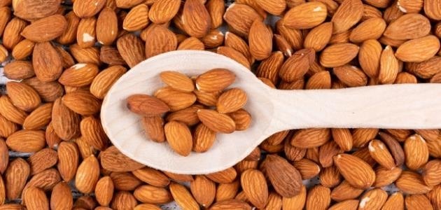 ماذا يحدث للجسم عند تناول اللوز يوميا؟