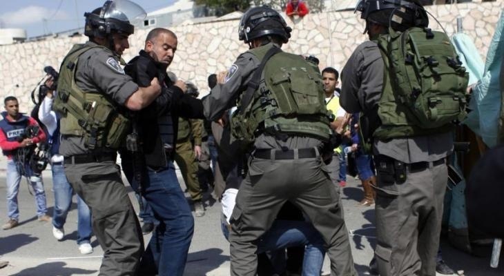 الاحتلال يعتقل شابين من مخيم قلنديا شمال القدس