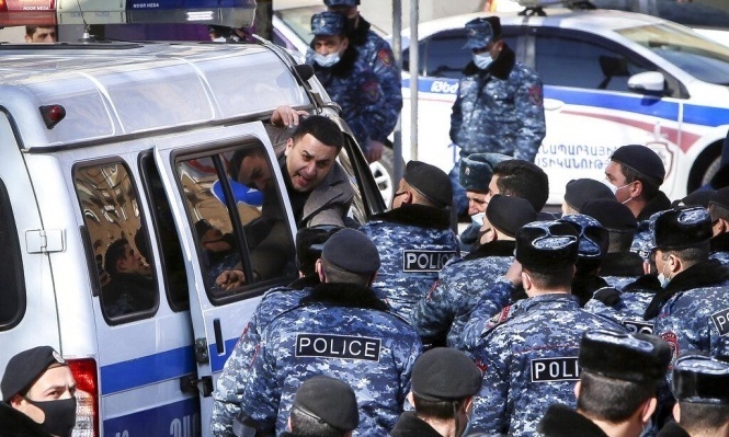 اعتقال متظاهر خلال مظاهرة مناهضة للحكومة بوقت سابق 