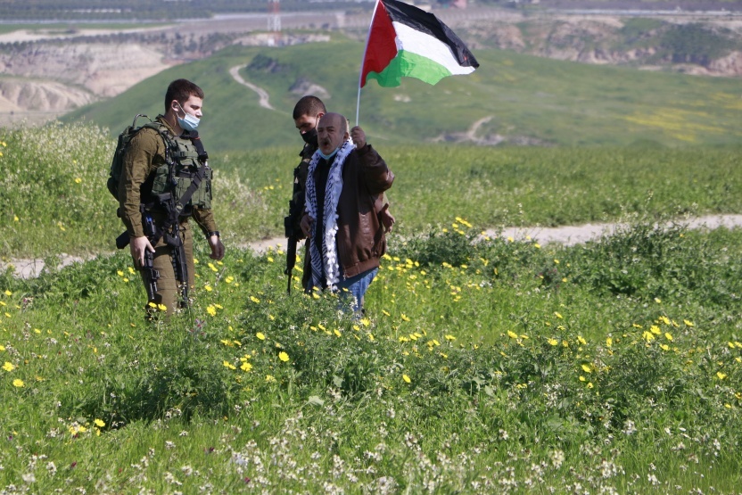 الاحتلال يعتقل 27 مواطنا ويهدم منازل وغرف سكنية ومستوطنون يعتدون على المواطنين