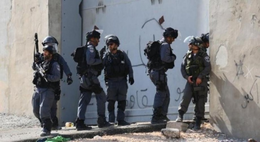 الاحتلال يعتقل شابا من عناتا شمال القدس