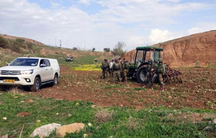 مستوطنون يجرفون أراضي عين الحلوة بالأغوار الشمالية 