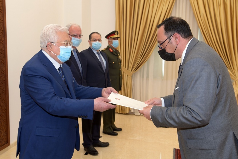 الرئيس محمود عباس أثناء تقبل أوراق اعتماد سفير جمهورية مالطا لدى دولة فلسطين في مقر الرئاسة بمدينة رام الله