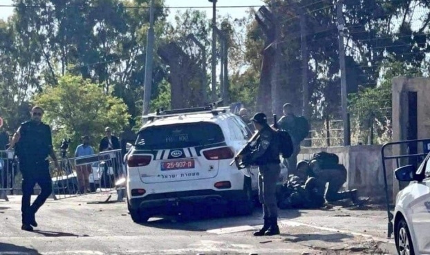 أغلقت قوات الاحتلال المنطقة لمنع إنقاذ الشاب