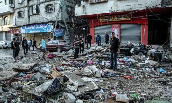 عقب تدمير مبنى في غزة