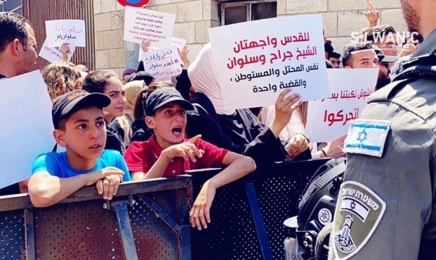 محتجّون أمام المحكمة، الأربعاء