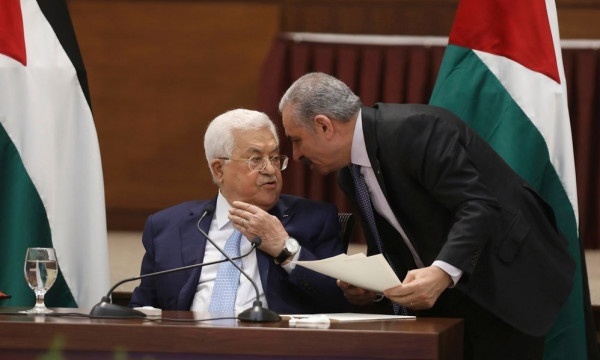 الرئيس الفلسطيني محمود عباس ورئيس الحكومة محمد اشتية  المزيد على دنيا الوطن .. https://www.alwatanvoice.com/arabic/news/2021/05/26/1415878.html#ixzz6vxOBwh00  Follow us: @alwatanvoice on Twitter | alwatanvoice on Facebook
