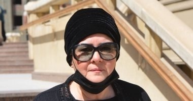 "لاتعلم شيء عن زوجها".. إيمى غانم تنشر صورة مؤثرة من باب غرفة علاج والدتها