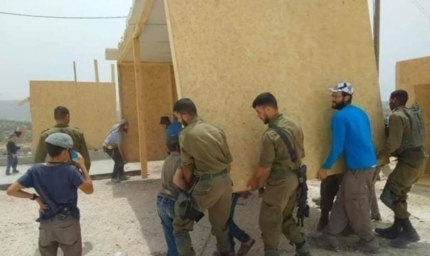 عناصر جيش الاحتلال يساعدون في نقل المنازل