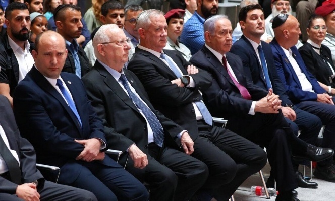 بينيت وغانتس وريفلين خلال المراسم