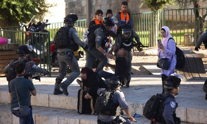 أفراد شرطة يعتدون على شاب فلسطيني عند باب العامود في القدس المحتلة، يوم الخميس الماضي