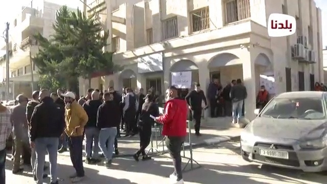من امام مراكز الاقتراع